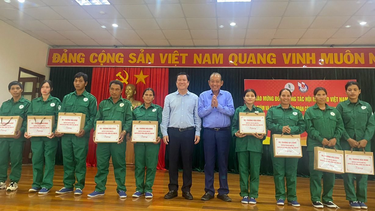 Nâng cao thu nhập cho công nhân cao su